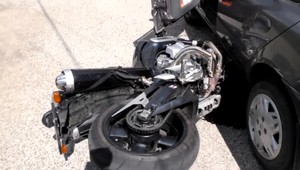 Nehoda pri Snine. Motorkár preletel nad kapotou auta