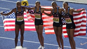 V nedeľňajších finále na MS žiarili štafety USA na 4x400m