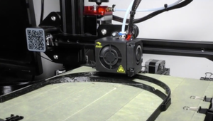 Slováci začali doma vyrábať štíty pre lekárov. Medzi nimi je aj stredoškolák či letecký modelár