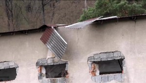 Chlapec sa vážne zranil pri páde zo strechy opustenej budovy