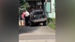 Idem rozbiť hniezdo mafiánov. Vyhlásil opitý muž a v ukradnutom aute vrazil do budovy polície