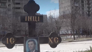 Zdrvujúce video: Ulice a námestia Mariupoľu sa zmenili na cintorín, čerstvé hroby na každom rohu