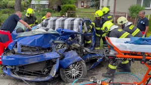 Čelná zrážka dvoch áut zablokovala cestu, traja ľudia zostali zakliesnení