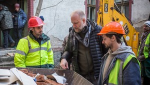 Z knihy film. Karikova Trhlina mieri na filmové plátna