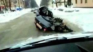 VIDEO. Opitý Rus jazdil 5 km v rozbitom aute s mŕtvym kamarátom!