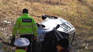 54-ročný vodič osobného auta neprežil zrážku s kamiónom. Všetko by možno skončilo inak, ak by bol pripútaný