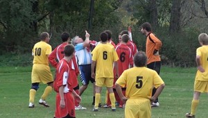 Hráč inzultoval rozhodcu, nezahrá si 9 mesiacov. Bitka na tribúne