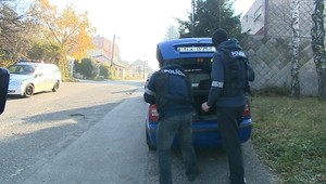 VIDEO: Kukláči u Piťa? Drogy, zbrane, podpaľovanie áut...