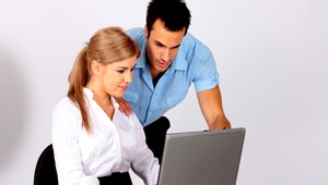 Riziká sedavej práce ukázali vedci na figuríne. Takto nechce vyzerať snáď nikto