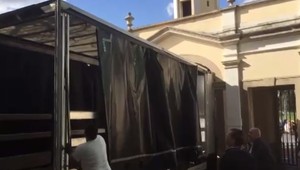 VIDEO: V bráne na hrad sa zasekol kamión