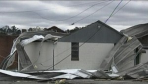 Tornáda a požiare zabili najmenej osem ľudí