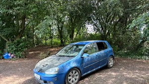 Auto skončilo vo vodnej nádrži: Tragédia si vyžiadala jednu obeť