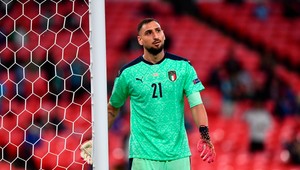 V reprezentácii chytá od sedemnástich, no nikdy nedostal viac ako jeden gól