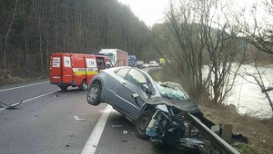 Nešťastie pri Ružomberku: Čelná zrážka auta s kamiónom si vyžiadala jednu obeť