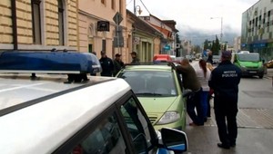 Agresívny vodič narazil do policajta