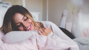 Chcete sa dobre vyspať, zrelaxovať a byť zdravší? Vyhoďte zo spálne tieto veci!