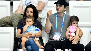 Deti nedostanú na Vianoce žiadne darčeky. Ashton Kutcher radšej peniaze venuje charite