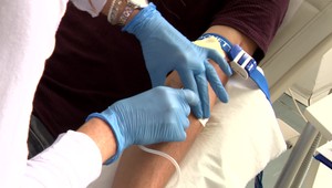 Pacienti po prvýkrát dostali transfúziu umelej krvi z laboratória