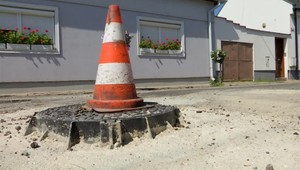 V Komárne opravujú cestu, na odvodnenie nemyslia