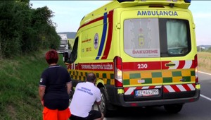 Do sanitky s pacientom narazilo auto. Záchranárske vozidlo sa takmer prevrátilo do priekopy