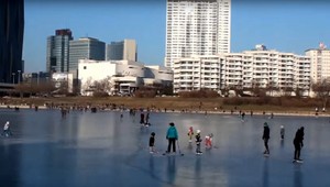 VIDEO: Dunaj sa zmenil na obrovské klzisko