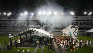 Brazília v slzách. Futbalová krajina sa rozlúčila s futbalovým kráľom. Pochovali Pelého