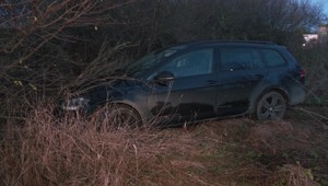 Bez vodičáku unikal policajtom. Demoloval rampy a skončil na poli