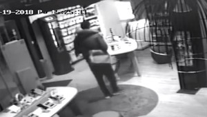 VIDEO: Z predajne odišiel s novým mobilom. Nezastavil ho ani zabezpečovací systém