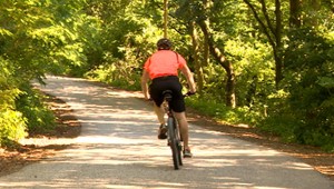 Cyklistu po páde museli ratovať záchranári. Nehodu vyšetruje polícia