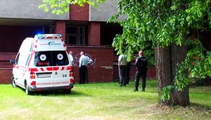 Z okna policajnej budovy vyskočil mladík obvinený z vydierania. Je vo vážnom stave