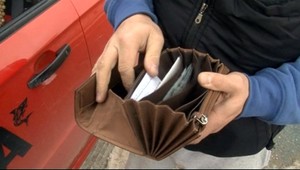 Taxikárov okrádajú zlodeji. Z áut im berú peňaženky s tržbou