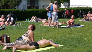 Koronavírus? V bratislavskej Petržalke o ňom očividne nevedia. Miestni sa kúpali a opaľovali bez rúšok a odstupu