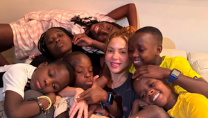 Pridá Shakira ku dvom synom ešte trikrát toľko? Jej láskyplné fotky s deťmi z klipu dojímajú!