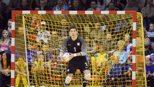 Famózny gól brankára! Najprv zrušil šancu súpera, potom sólo a riadna šupa!