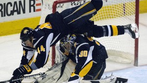 Sekera visel nad brankárom