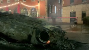 Nepokoje v Británii eskalujú: Pravicoví radikáli zúria v uliciach