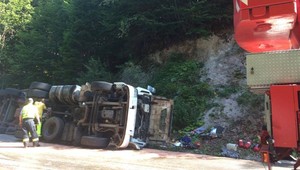 Hasiči zasahovali pri prevrátenej cisterne, unikali z nej prevádzkové kvapaliny