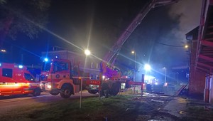 V Žiline horela strecha bytového domu, obyvatelia sa zachránili bez zranení