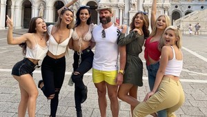 Dan Bilzerian píše knihu v spoločnosti supersexi modeliek