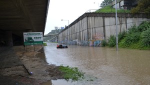 Bratislavou sa prehnala búrka, niektoré miesta sú neprejazdné