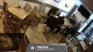 VIDEO: Muž v krčme udieral zákazníka do hlavy krígľom od piva. Spôsobil mu otras mozgu