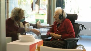 FOTO: Talianski seniori znovu zažili objatie a fyzický kontakt svojich blízkych. Za prísnych hygienických podmienok