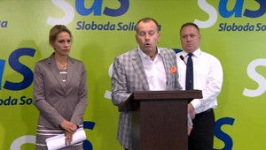 Opozičným poslancom sa nepáči, že bohatší platia vyššie odvody