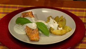 Losos s nivovou omáčkou a zapekané zemiaky