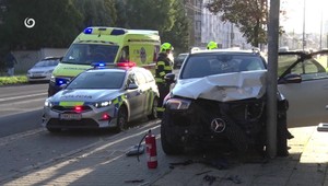 Opitý zubár za volantom rozmetal ulicu. Zničil šesť áut a značku