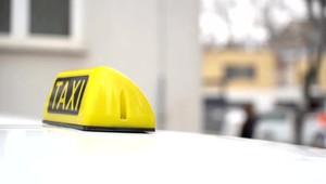 Muž hrozil taxikárke nožom, polícia si to pri kontrole nevšimla
