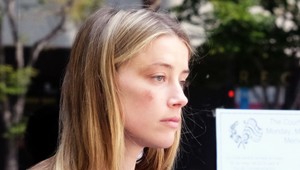 Deppova manželka žaluje komika Douga Stanhopea. Dôvodom je ohováranie