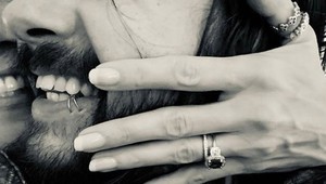 Ďalšie hviezdne zásnuby! Zrelá modelka si zoberie zajačika