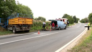 Pred zákrutou dostal šmyk vbehol rovno pod kolesá nákladného auta
