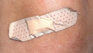 Konečne budeme strhávať náplaste bezbolestne: Umožní to nový typ lepidla